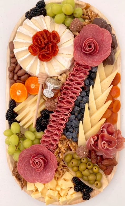 Meat Cheese Platters, Charcuterie Board Meats, Charcuterie Appetizers, Amazing Food Platters, Fruit Platter Designs, Cheese Wine, Decorações Com Comidas, Amazing Food Decoration, Party Food Buffet