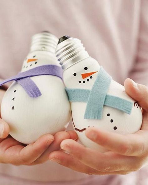 36 Easy Christmas Crafts - Light Bulb Snowmen Recycled Christmas Decorations, Diy Light Bulb, Contemporary Christmas Trees, Light Bulb Crafts, Painted Light Bulbs, Snowman Crafts Diy, Light Bulb Ornaments, Noel Diy, Contemporary Christmas