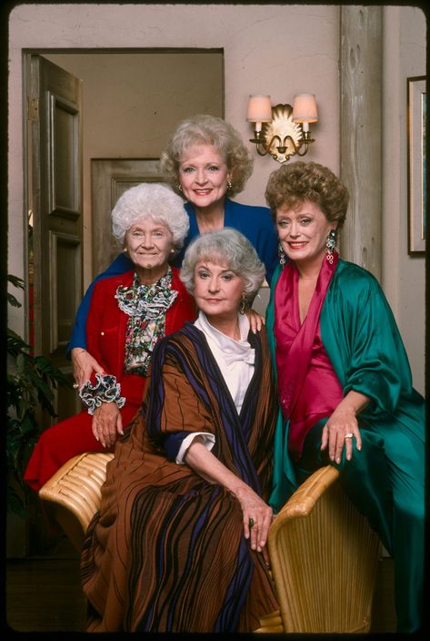 The Golden Girls TV show was full of amazing outfits. Here are some lessons we've learned from watching Rose, Dorothy, Blanche, and Sophia. Friends Halloween Costumes Tv Show, Dorothy Golden Girls, Golden Girls Memes, Golden Girls Costumes, Golden Girls Party, Friends Halloween Costumes, Group Costume Ideas, Being A Friend, Classic Tv Shows