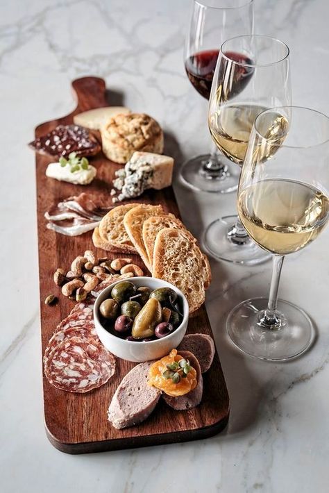 What wine goes best with cheese and charcuterie? Charcuterie Plate, Wine And Cheese Party, Wine Photography, Wine Tasting Experience, Cheese Party, The Golden Girls, Charcuterie And Cheese Board, Wine Decor, Snacks Für Party