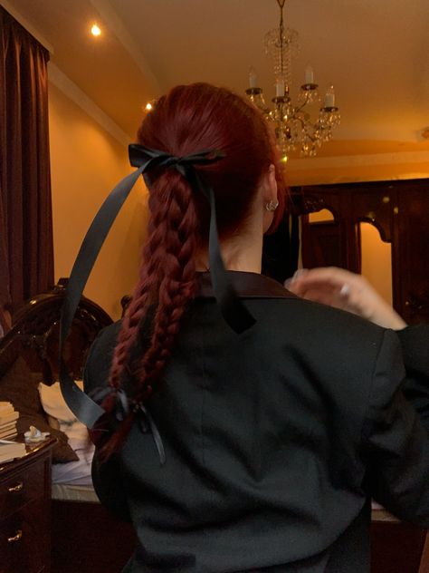 Dark Red Hair Aesthetic, Red Hair Dark Academia Aesthetic, Red Hair Academia Aesthetic, Redish Hair Aesthetic, Fantasy Aesthetic Red Hair, Aesthetic Red Hair, Dark Red Hair Girl Aesthetic, Blood Red Hair, Brown Hair Inspiration