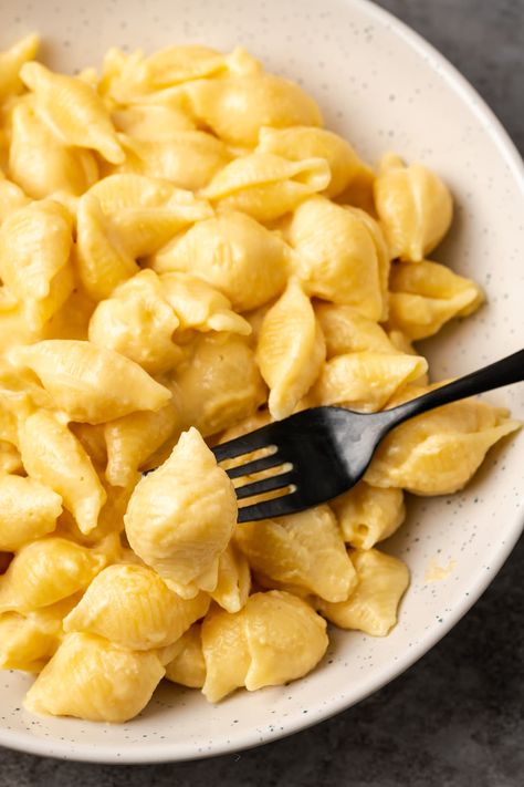 This Stovetop Mac and Cheese is classic comfort food, made in one pot with just 5 ingredients! Homemade mac and cheese has never been easier. Mac And Cheese Shells Recipe, Easy Creamy Mac And Cheese Recipe, Creamy Homemade Mac And Cheese, Cheese Shells, Homemade Mac And Cheese Recipe, Stovetop Mac And Cheese, Homemade Mac And Cheese, Easy Mac And Cheese, Easy Cheese Recipes