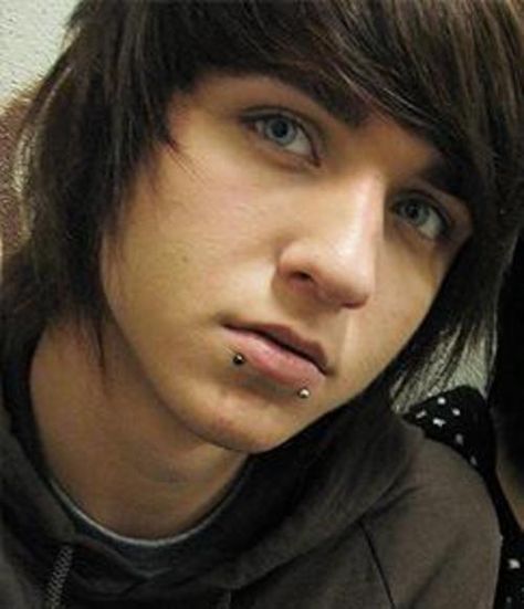 he's gorgeous.not entirely sure who he is,I just know his name is Alex Evans and his eyes are gorgeous. Guy With Lip Piercing, Boy Piercing, Mens Piercings, Piercing Men, Alex Evans, Scene Guys, Cute Emo Guys, Emo Style, Snake Bite