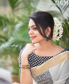 2,294 Likes, 10 Comments - NEK PHOTOS (@neeleshek) on Instagram: ��“Happy Onam dears The lovely, @ahaana_krishna #ahaanakrishna #actress #happyonam…” Hairstyle For Set Saree, Onam Hairstyles For Women, Onam Photography, Ahaana Krishna, Kerala Dress, Kerala Saree Blouse, Onam Outfits, Kerala Saree Blouse Designs, Onam Saree