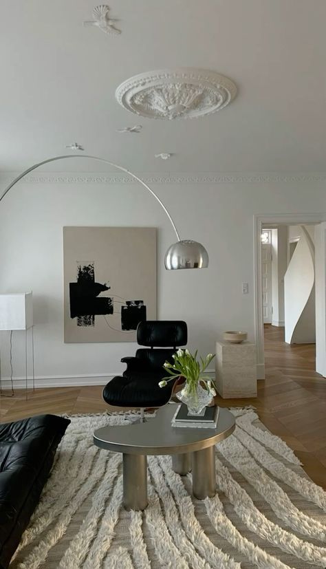 Vitra Living Room, Modern Apartment Interior Design Ideas, Monotone Room, White Modern Room, Minimalist Bohemian Living Room, Classy Lounge, Japandi Lighting, Minimal Homes, Interior Home Decoration