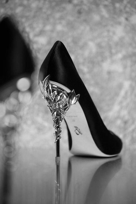 Dark Wedding Theme, Hak Tinggi, Fancy Heels, Fashion Shoes Heels, Cute Shoes Heels, Shoes Heels Classy, Goth Wedding, Dark Wedding, Engagement Rings Affordable