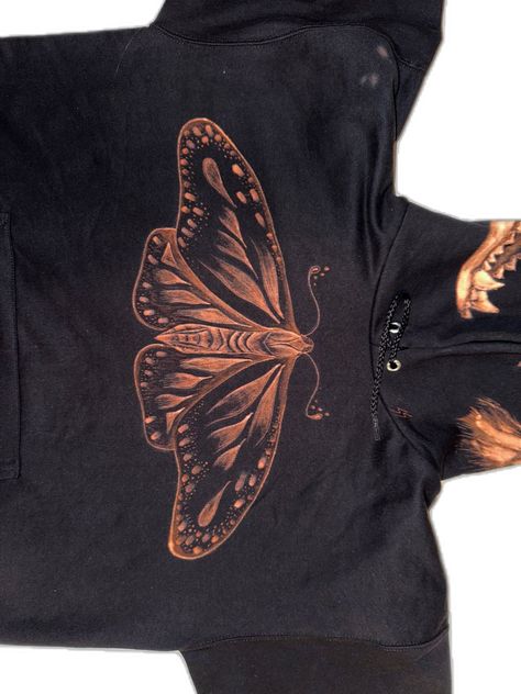 Bleached Butterfly Shirt, Butterfly Bleach Hoodie, Bleach Moth Shirt, Bleach Art Hoodies, Spray Paint Designs On Clothes, Bleached Painted Shirt, Dragonfly Bleach Shirt, Bleach Dye Shirts Patterns, Sweater Painting Ideas