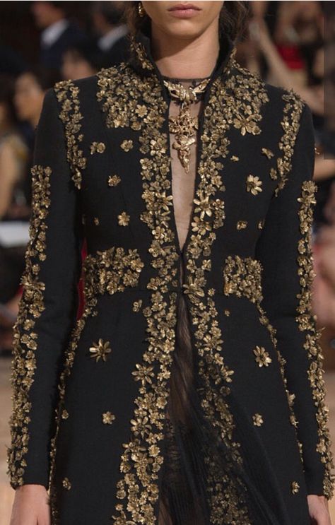 Valentino Valentino Dress Couture 2022, Valentino Embroidery, Valentino Fall 2022 Couture, Motif Bordir, Valentino 2021 Haute Couture, Wizard Fashion, Valentino Embroidery Detail, Valentino 2016 Couture, Light Suit