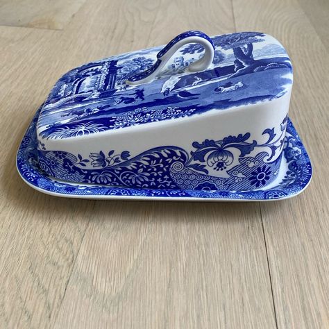 Spode Blue Italian Wedge-Shaped Cheese Dish. 2 Pieces. Made In England. Measures 7.5" Long, 5.5" Wide And 3.5" Tall At The Highest Point. Excellent Condition - Looks Brand New. Spode Blue Italian, Cheese Dishes, Italian Colors, Serveware, Room Ideas, Blue White, England, Blue And White, Cheese