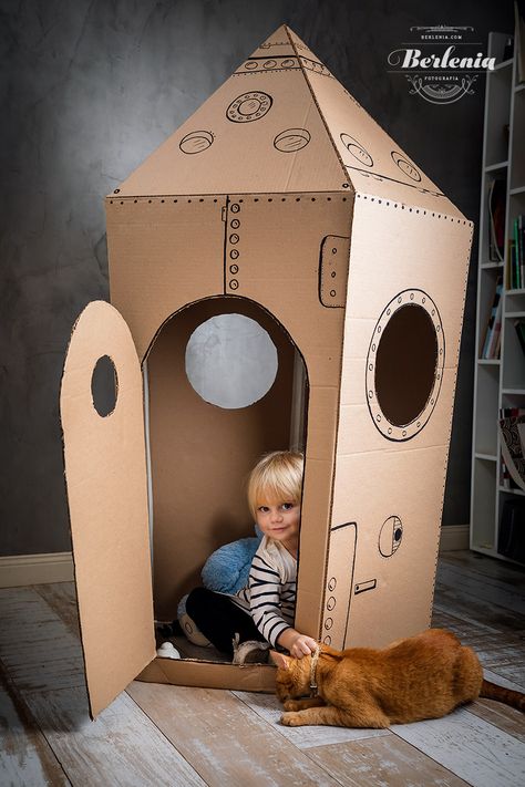 Sesión de fotos infantil con cohete de carton - cardboard rocket - Buenos Aires, Argentina - Berlenia Fotografia Bunny Homes, Cardboard Rocket, Cardboard Crafts Kids, Cardboard Houses, Cardboard Box Crafts, Cardboard Toys, Egg Cartons, Space Birthday Party, Homemade Toys