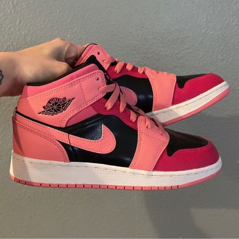 Nike Air Jordan 1 Pink And Black Jordan 1 Mid Coral Chalk, Jordan 1 Pink, Aesthetic Rosa, Jordan Retro 1, Nike Air Jordan 1 Mid, Nike Air Jordan 1, Air Jordan 1 Mid, Jordan 1 Mid, Pink And Black