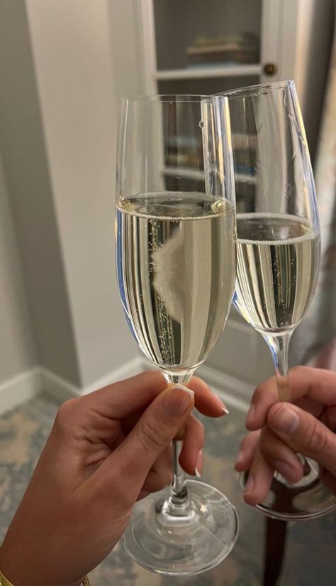 Toasting Champagne Aesthetic, Classy Champagne Aesthetic, Birthday Champagne Aesthetic, Champaign Glass Aesthetic, Champagne Flute Aesthetic, Champagne Glasses Birthday, Champagne Astethic, Luxury Drinks Aesthetic, Champagne Drink Aesthetic