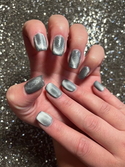 Cat Eye Nails Silver, Grey Cat Eye Nails, Matte Cat Eye Nails, Nail Art Cat Eye Designs, Velvet Nails Design, Silver Cat Eye Nails, Quinceanera Inspiration, Nail Art Cat Eye, Cat Eye Nails Polish