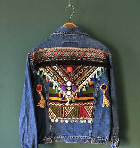 Mode Country, Jean Jacket Diy, Fitness Tattoo, Hand Painted Denim, Diy Denim Jacket, Hand Painted Denim Jacket, Denim Embroidery, Embellished Denim Jacket, Boho Jeans