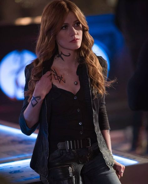 Episode 3x13 still #ClaryFairchild #shadowhunters #shadowhunters3B Clary Fray Outfit, Hunter Costume, Shadowhunters Series, Kat Mcnamara, Clary And Jace, Hunter Outfit, Shadowhunters The Mortal Instruments, Isabelle Lightwood, Clary Fray