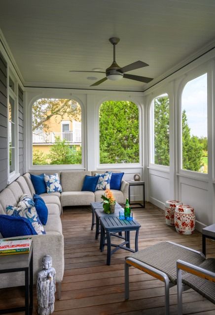 Pros Share 8 Design Tips for Screened-In Porches Small Screened Porch, Screened Front Porches, Master Patio, Modern Farmhouse Porch, Sunroom Patio, Small Sunroom, 3 Season Porch, Southern Porches, Porch Swing Bed