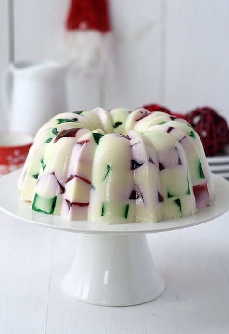 Jello Recipes Christmas, Mexican Jello Recipe, Stained Glass Jello, Glass Jello, Christmas Jello, Jello Mold Recipes, Jello Dessert Recipes, Jello Cake, Gelatin Recipes