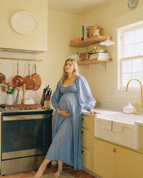 Vintage Maternity Clothes Dresses, Scandinavian Maternity Style, 80s Maternity Photos, Eclectic Maternity Style, 70s Maternity Fashion, Royal Pregnancy Aesthetic, Soft Mom Aesthetic, Colorful Maternity Shoot, French Pregnancy Style