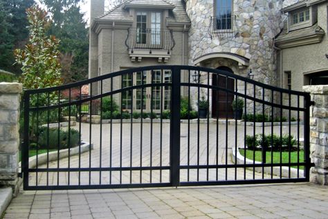 Side Driveway Gate, Iron Driveway Gates Entrance, Wrought Iron Gates Driveway, Black Driveway Gate, Aluminum Driveway Gate Ideas, Gated Driveway Entrance, Country Gate Entrance Ideas, Driveway Gates Metal, Entry Gates Ideas Driveway Entrance