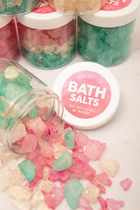 Learn how to make these gorgeous, sparkling bath salts as gifts! Bath Recipes Diy, Diy Lush, Homemade Lotions, Salt Gifts, Bath Salts Gift, Bath Salts Recipe, Bath Salts Diy, Art Meditation, Bath Recipes