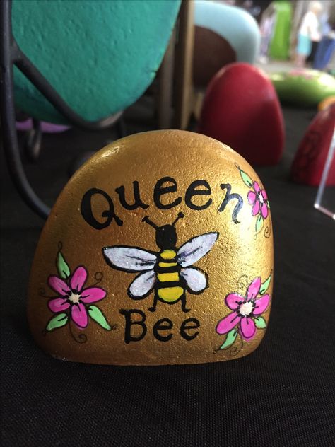 Honey Bee Rock Painting, Bees Rock Painting, Painting Rocks Ideas Easy, Painting Rocks Ideas, Ideas For Painting Rocks, Bee Rocks, Rock Yard, Kindness Rocks Project, Painted Rocks Ideas