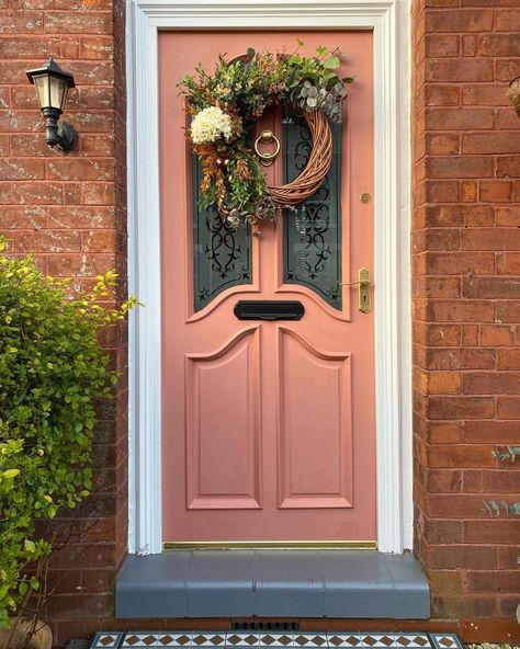 House Beautiful UK on Instagram: “Whether it's peach or pink, the easiest way to create an envy-inducing exterior has got to be a beautifully painted front door. We love…” Peach Front Door Green House, Terracotta Door Color, Garden Design Big, Peach Front Door, House Exterior Brick, Peach Door, Coral Front Doors, Orange Front Door, Traditional Front Door