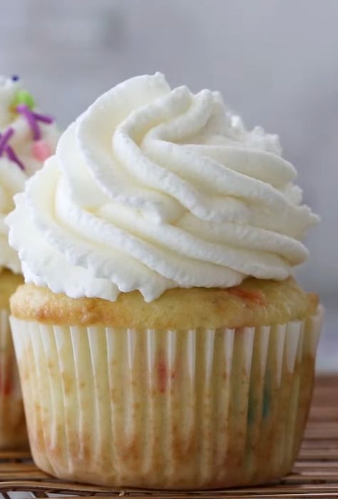 Best Stabilized Whipped Cream Frosting Costco Whipped Frosting Recipe, Elite Icing Recipe, Whipped Cream Icing For Cakes, Easy Whipped Cream Frosting, Easy Whipped Cream, Cream Frosting Recipe, Stabilized Whipped Cream Frosting, Whipped Cream Frosting Recipe, Ermine Frosting