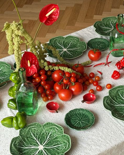 Today, we decided to share the summer mood on the shores of the Sicilian sea🍅 Fresh fruits and vegetables, sea breeze and live music Red And Green Table Setting, Olive Display, Green And Red Aesthetic, Vegas Wedding Bouquet, Green Table Settings, Green Tablescape, Organic Table, Garden Dinner, Table Dressing