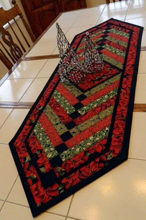 Christmas Table Runner Pattern, Braid Quilt, Quilted Table Runners Christmas, Table Topper Patterns, Table Runner Diy, Patchwork Table Runner, Quilted Table Runners Patterns, Place Mats Quilted, Quilted Table Toppers