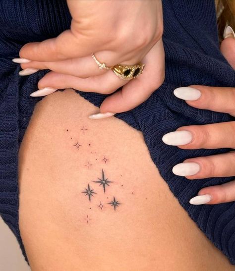 Star Tattoos On Ribcage, Side Tattoos Women Simple, Star Side Tattoo, Women Star Tattoos, Rib Simple Tattoo, Star Tattoos On Ribs, Stars Tatoos Woman, Stars Tattoo Ribs, Star Hip Tattoos Women