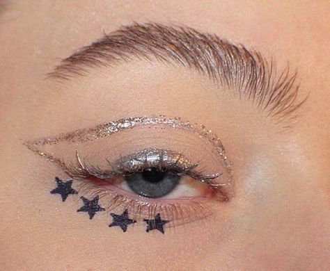 Messy Chic, Editorial Make-up, Winged Eyeliner Tutorial, Prom Inspo, Make Up Inspiration, Glitter Eyeliner, Creative Eye Makeup, Eyeliner Tutorial, Make Up Looks