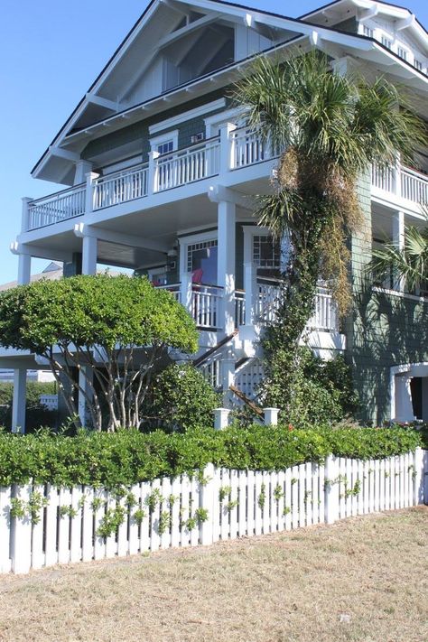 Wilmington North Carolina Seen in Dawson's house as the beach house where Pacey lives with his sister Gretchen Wilmington North Carolina Houses, Wilmington North Carolina Beach, North Carolina Beach House, Wilmington Beach, Garden Bathtub, Dawson Creek, North Carolina Beaches, Wilmington North Carolina, Dawsons Creek