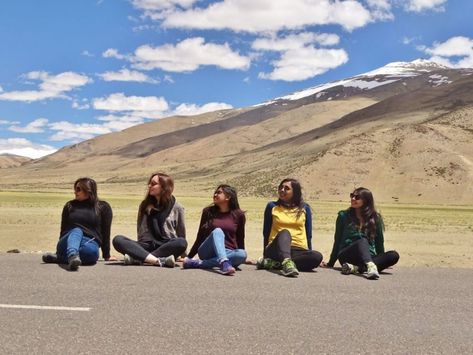 20 Photos that Will Make Leh - Ladakh your Instagram Favorite Destination Leh Photo Ideas, Leh Ladakh Photography Poses, Leh Ladakh Outfits, Leh Ladakh Photography, Kashmir Poses, Trip Photo Ideas, Leh Ladhak, Ladakh Photography, Mountain Photo Ideas