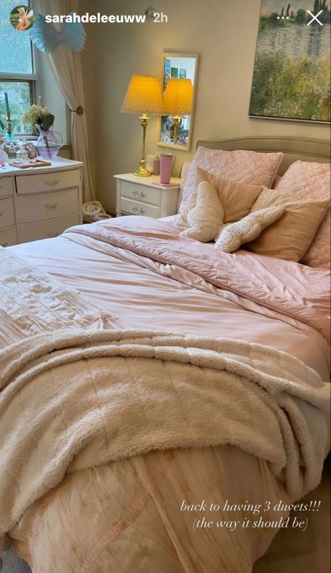 Pretty Rugs For Bedroom, Beige Pink Bedroom, Big Bedroom Ideas, Warm Cozy Bedroom, Green Bedrooms, Green Cabin, Stylish Bedroom Decor, Summer Bed, New Bedroom