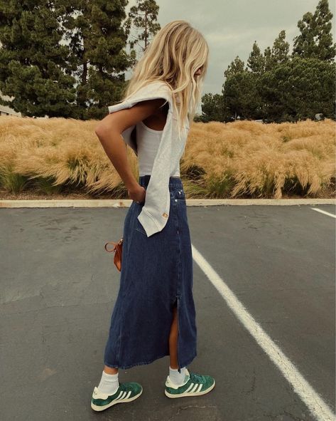 Salty Blonde Style, Long Denim Skirt Outfit, Rome Outfits, Skirt Outfit Summer, Salty Blonde, Denim Skirt Outfits, Long Denim Skirt, Denim Maxi, Denim Maxi Skirt