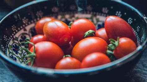 Store Tomatoes, How To Store Tomatoes, Warm Weather Recipes, Baby Tomatoes, Canning Tomatoes, Ripe Tomatoes, How To Store, Roma Tomatoes, Grape Tomatoes