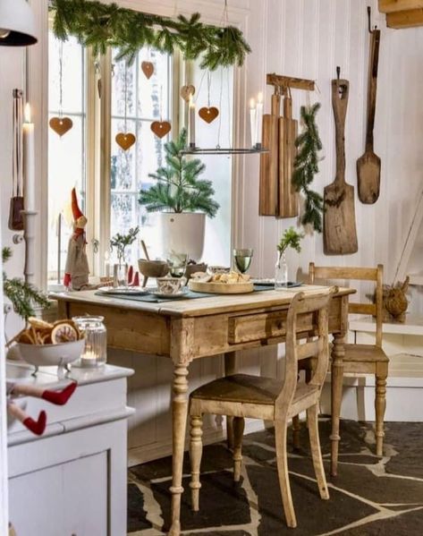 Cottage Christmas Table, English Cottage Christmas Decor, English Cottage Christmas, Christmas Table Settings Elegant, Christmas Table Set Up, Cottage Christmas Decor, Elegant Christmas Table, Christmas Scandinavian Style, Dining Room Decor Rustic