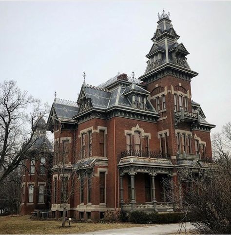 Victorian Gothic House, Old Victorian Mansions, Goth Architecture, Victorian House Plans, Mansion Exterior, Old Abandoned Buildings, Vintage Homes, Luxury Houses Mansions, Gothic Buildings