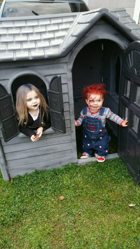 Source: Nikki Leigh Clyde 2017 Halloween Costumes, Chucky Costume, Casa Halloween, Costume Works, Homemade Costumes, Halloween Costume Contest, Toddler Halloween Costumes, Fantasias Halloween, Family Halloween Costumes