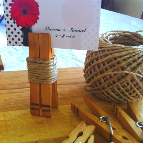 DIY rustic place card holders.  Dyed clothes pegs with coffee Put 2 dark lines with a marker to accent pegs Wrapped twine around and hot glued to hold :-) Diy Wedding Decorations Rustic, Wedding Card Holder Diy, Rustic Place Card Holders, Diy Name Cards, Dyed Clothes, Essential Oil Candles Diy, Rustic Place Cards, Diy Crafts For Boyfriend, Rustic Wedding Decor Diy