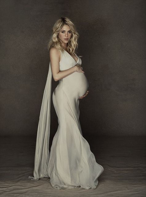 Celebrity Pictures | Pregnant Shakira's Baby Bump - Celebrity Style & Images, HQ Celeb Pictures & Photos, Ultimate Celeb Pics, Celebrity Style & Images, HQ Celeb Pictures & Photos, Ultimate Celeb Pics Shakira Baby, Shakira And Gerard Pique, Pregnant Bride, Maternity Ideas, Baby Fotografie, A Pregnant Woman, Studio Maternity, Bump Photos, Pregnant Wedding