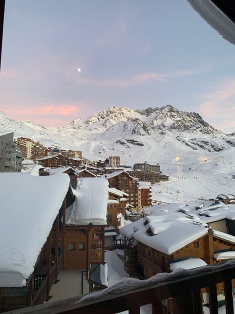 Val Thorens Aesthetic, Val Thorens Ski, Romanticizing Winter, Elite Aesthetic, Snow Vibes, Seasons Aesthetic, Skiing Aesthetic, Val Thorens, Ski Girl