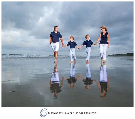 Outfits Family Pictures, Family Beach Pictures Outfits, Beach Picture Outfits, Summer Family Pictures, Beach Photography Family, Family Beach Portraits, Family Photoshoot Poses, Family Portrait Poses, Clothing Tips