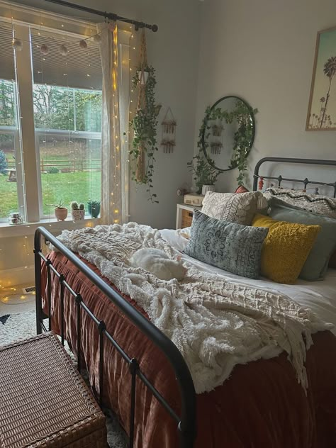 Rom Com Bedroom, Window Inspo Bedroom, Aesthetic Rugs Bedroom, Minimalist Cozy Bedroom, Cozy Guest Bedroom Ideas, Rug In Bedroom, Alternative Bedroom, Floor Bed Decor Ideas, Bed Decorating Ideas