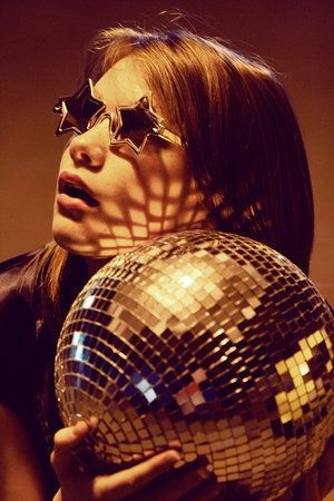 Schatten reflection Disco Photoshoot, Stars In Her Eyes, Look Disco, Disco Aesthetic, Disco Fever, 70s Disco, Photographie Inspo, Mirror Ball, Studio 54