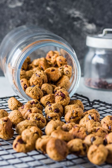 homemade crunchy vegan cookie cereal with oat flour #vegan #cookie #cereal Cookie Cereal, Cookie Dough Vegan, Cookies Jar, Homemade Cereal, Cereal Cookies, Vegan Cookie, Desserts Vegan, Oat Flour, Vegan Cookies