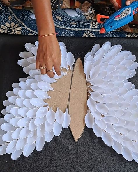 Plastic Spoons Crafts Diy, Stella Costume, Craft Butterflies, Spoon Butterfly, Plastic Spoon Art, Spoons Diy, Paper Roll Crafts Diy, Plastic Spoon Crafts, Butterfly Room Decor