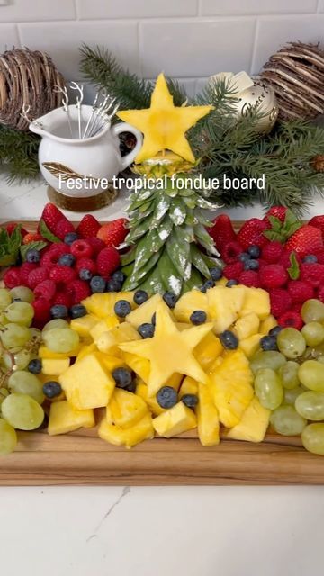 Fruit Board, Pineapple Christmas, Star Fruit, Pineapple Top, Christmas Fruit, Holiday Brunch, Snack Board, Christmas Snacks, Fruit Platter