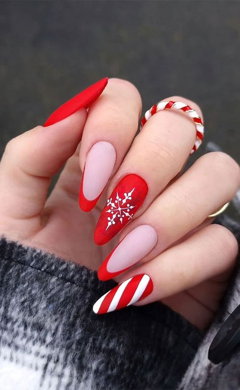 30+ Christmas and Holiday Nail Designs for Every Taste : Nutcracker and Green Cable Knit Tips Nutcracker Nails, Christmas Baddie, Festive Nails Christmas, Christmas Nails White, Green Nutcracker, Nails Minimal, Christmas Present Nails, Press On Nails Red, Theme Nails