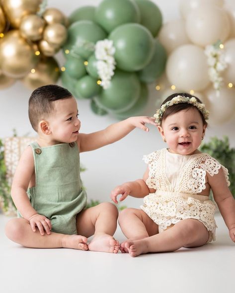 One Year Old Twins Photo Shoot, First Birthday Photoshoot, Twin Photos, Baby Pics, One Year Old, Birthday Photoshoot, Cake Smash, Baby Pictures, First Birthday